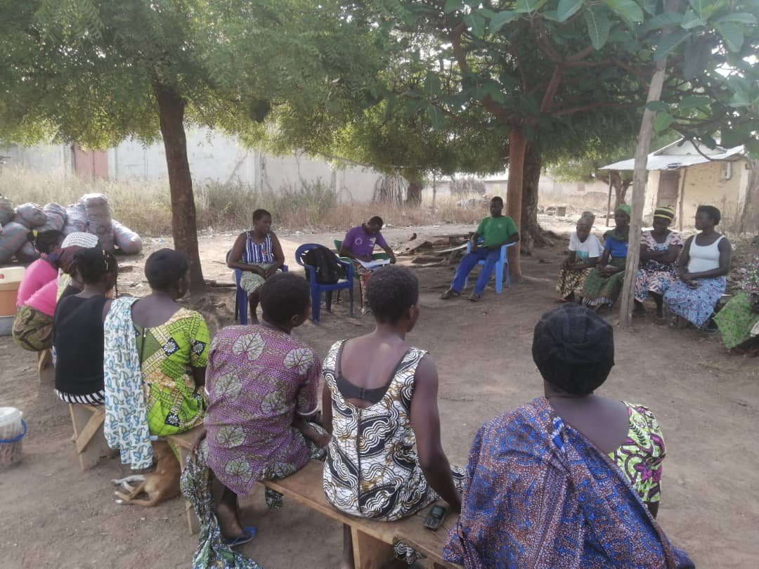 Rencontre communautaire avec les acteurs locaux d'un village
